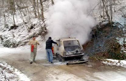 Rendžerima je na cesti u parku prirode izgorio auto