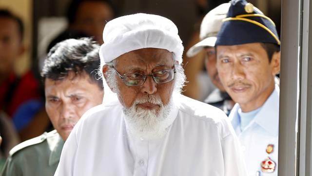 FILE PHOTO: FILE PHOTO: Indonesian radical Muslim cleric Abu Bakar Bashir  enters a courtroom for the first day of an appeal hearing in Cilacap, Central Java province