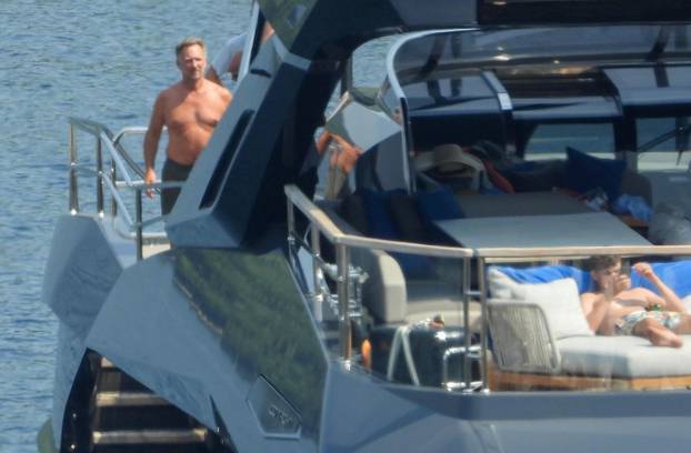 Bivša "Spajsica" Geri Halliwell sa suprugom Christianom i djecom uživa u ljetovanju na Jadranu