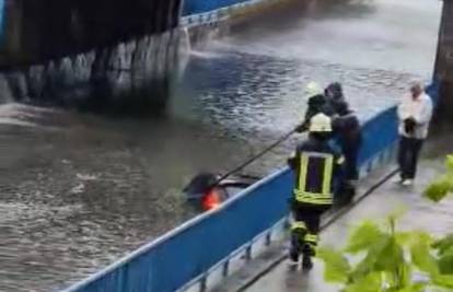 VIDEO Automobil zapeo u vodi u podvožnjaku u Slavonskom brodu: Izvukli ga vatrogasci