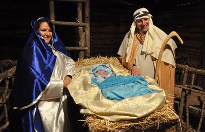 Žive božićne jaslice: Ljudi igraju Josipa, Mariju i Isusa