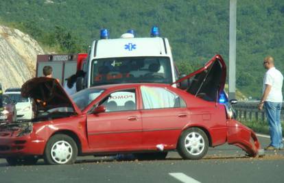 Okrenula se na autocesti i udarila u zaštitnu ogradu