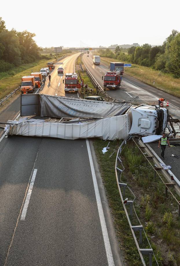 Kamion se prevrnuo na autocesti kod Rugvice, promet prekinut u oba smjera