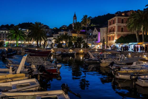 Večer u centru grada Hvara