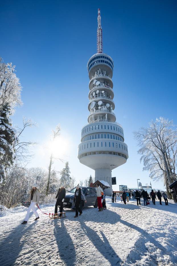 Zagreb: Dok je grad obavijen maglom, Sljeme je okupano suncem 