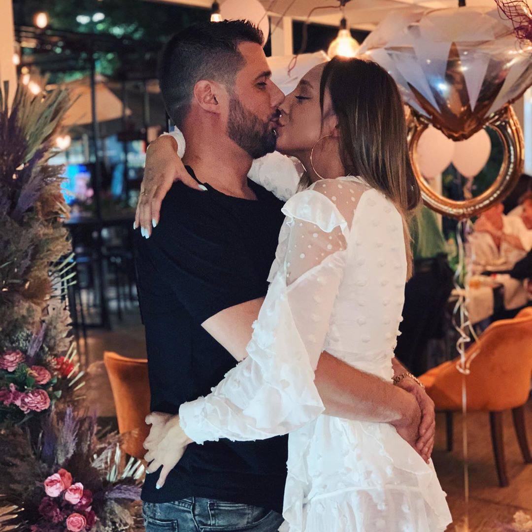 Najveća srpska reality zvijezda se zaručila: Zaplakala od sreće