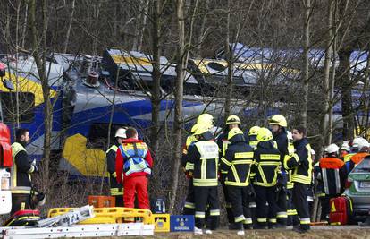 Sudar vlakova: Poginulo je 9 ljudi, najmanje 100 ozlijeđeno