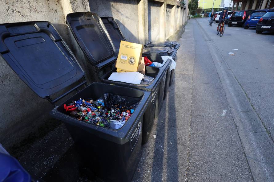 Zagreb: Dječje figurice odbačene u kantu za  smeće