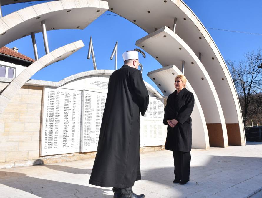 Kolinda posjetila Ahmiće pa se poklonila bošnjačkim žrtvama