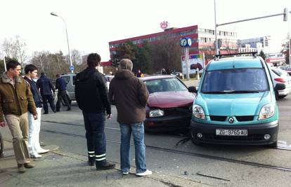 Zagreb: U sudaru dvaju automobila ozlijeđen čovjek