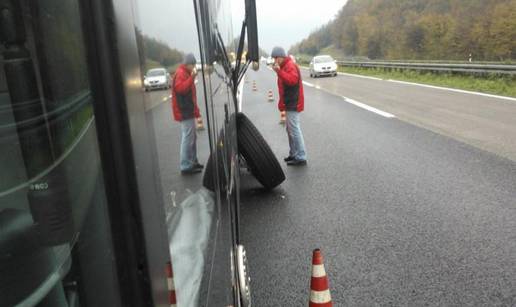 Nasred autoceste: Pretekao ih je kotač koji im je otpao s busa