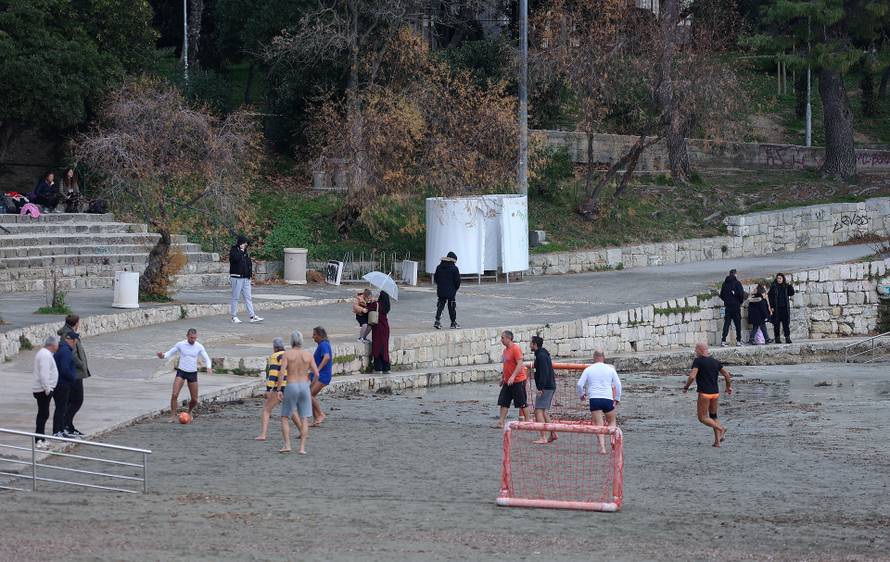 Split: Unatoč kiši na Bačvicama je bila gužva