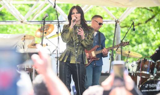 FOTO Maksimir pun za Prvi maj. Tisu&cacute;e ljudi pohrlile po besplatni grah i koncert Vesne Pisarovi&cacute;