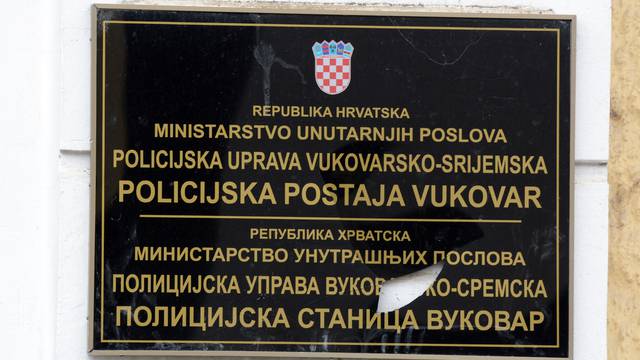 Vukovar: Ispred PP Vukovar 30-ak okupljenih do?ekalo ljude koji su oštetili dvojezi?ne plo?e