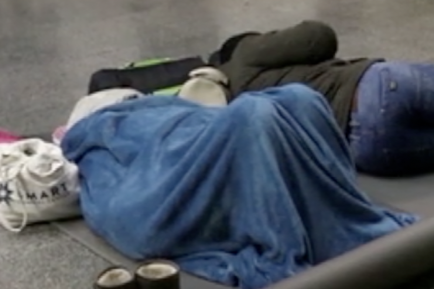 Ljudi se sklanjaju u kijevski metro dok Rusija pokreće zračni napad na Ukrajinu