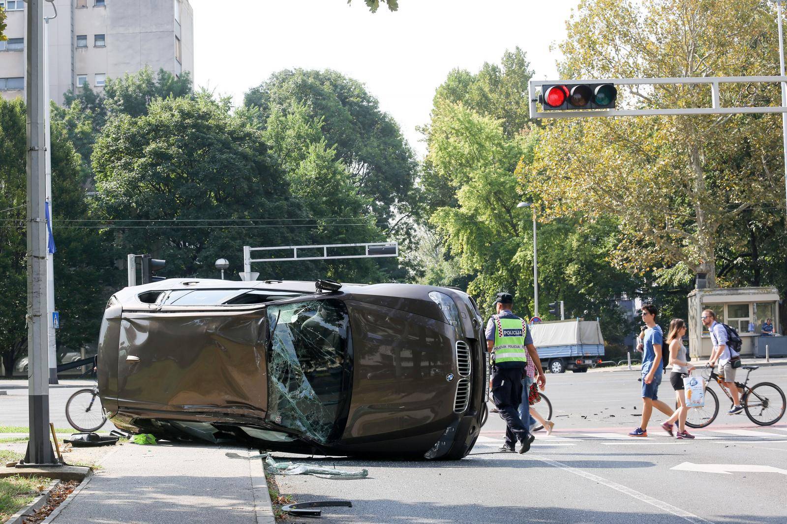 Zagreb: Prometna nesreÄa na kriÅ¾anju Vukovarske i Koranske ulice, auto zavrÅ¡io na krovu