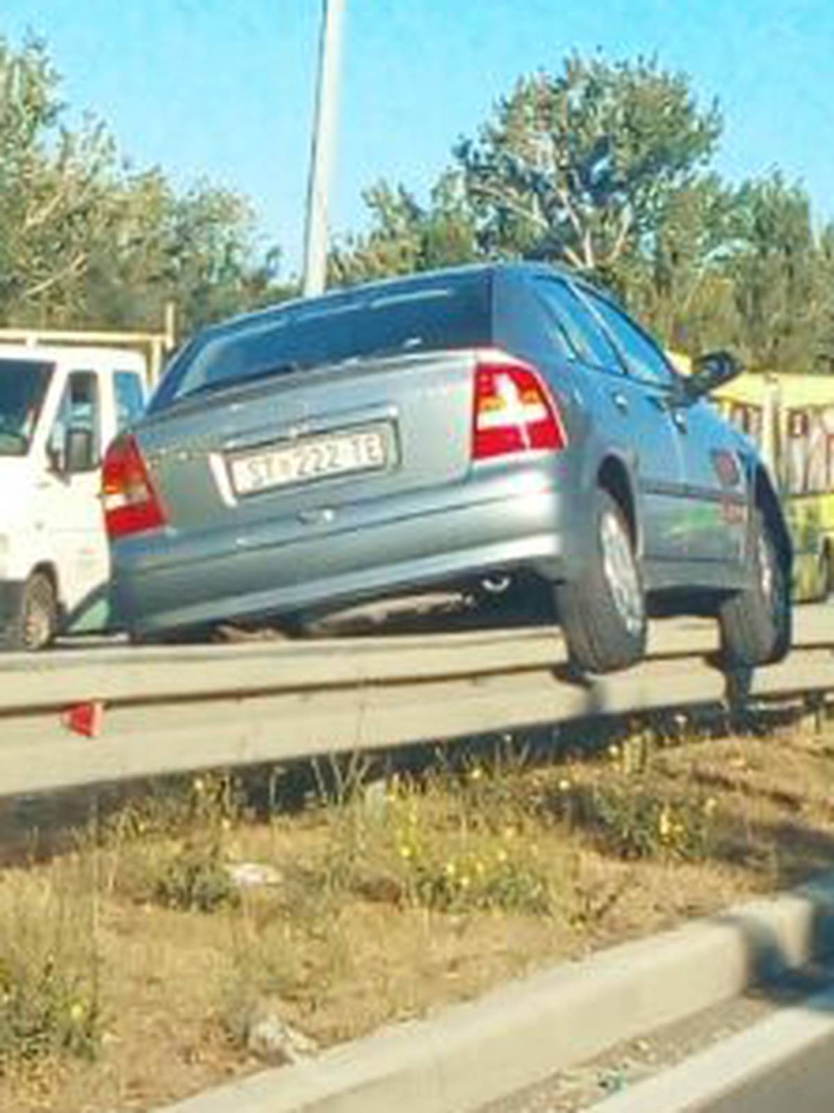 Kako je ovo izvela? 'Parkirala' automobil na zaštitnu ogradu