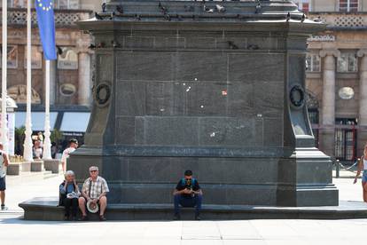 FOTO Vrućine ispraznile Zagreb. Turisti spavaju po livadama, a svi se osvježavaju i na zdencima