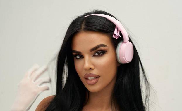 FOTO Ivana Knoll objavila novu fotku. Evo kako je izgledala kad su je paparazzi uhvatili na plaži