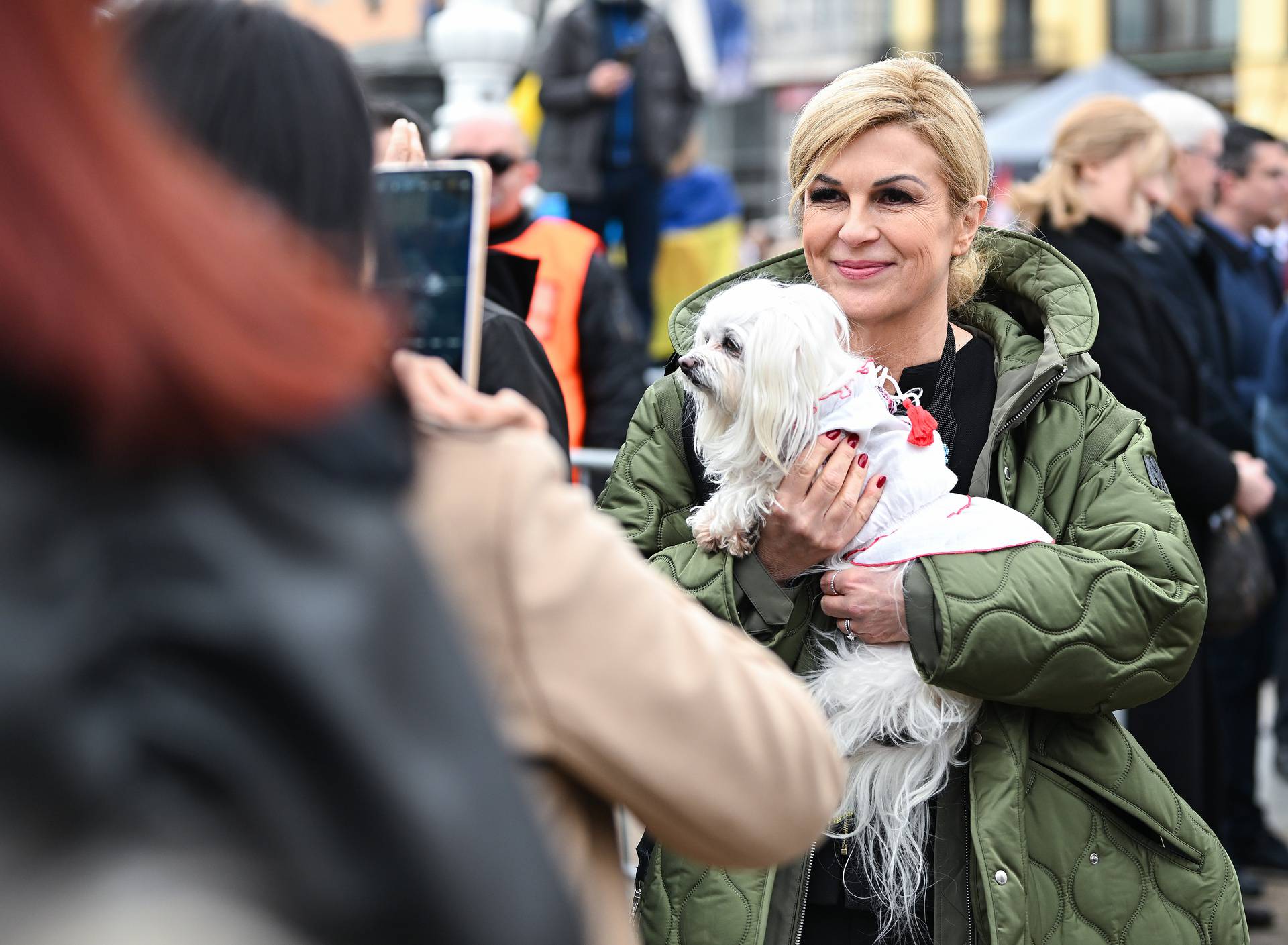 Zagreb: Kolinda Grabar Kitarović fotografirala se s prolaznicima na trgu