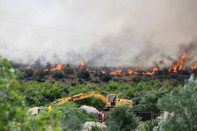 Buknuo požar kod Grebaštice, gašenje u tijeku