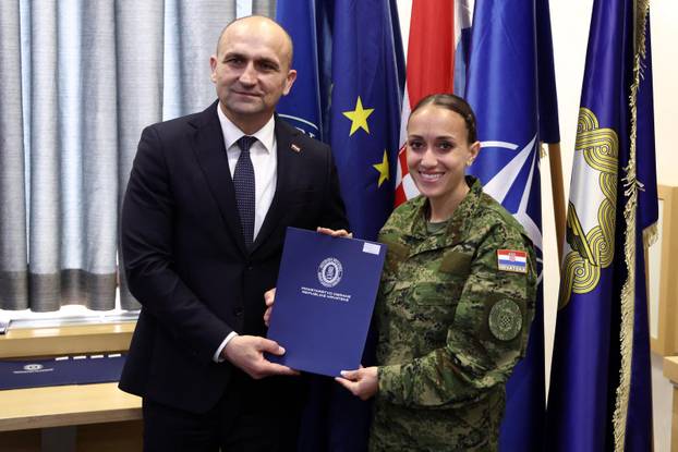 Zagreb: Ministar Anušić uručio ugovore vrhunskim sportašima i pričuvnicima Hrvatske vojske