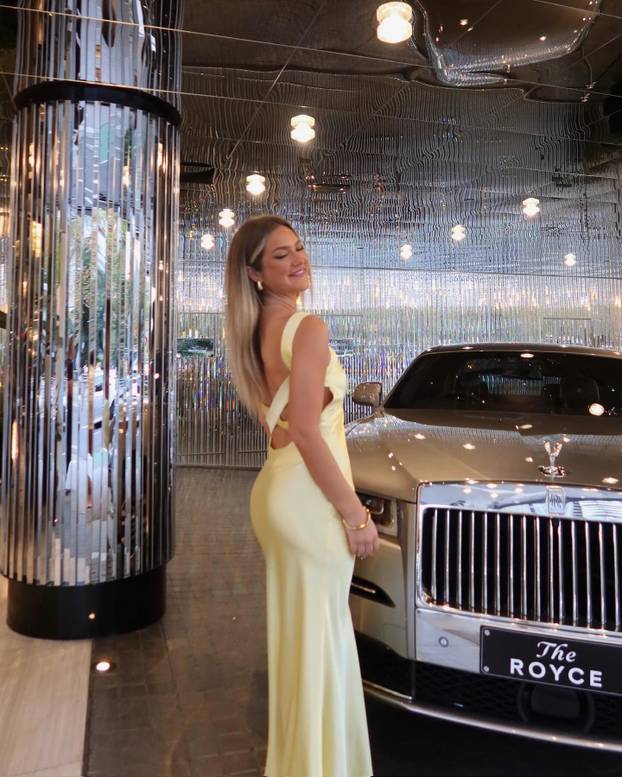 FOTO Unuka legende kriketa izazvala pomamu bez grudnjaka