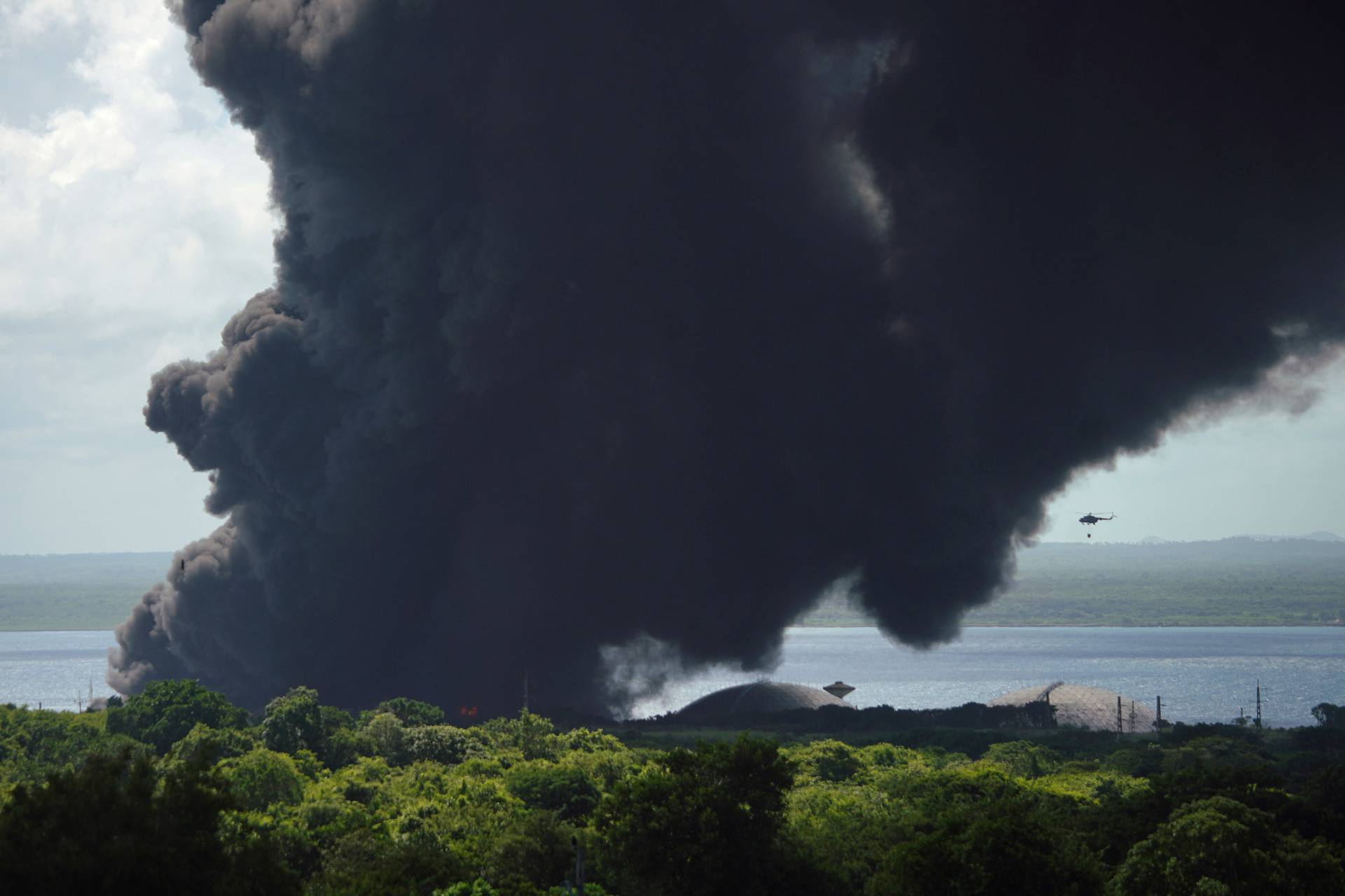 Major fire spreads at Cuban fuel storage facility hit by lightning