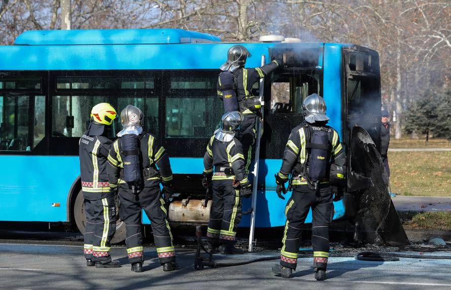 Zagreb: Vatrogasci ugasili poÅ¾ar na autobusu ZET-a na izlasku iz naselja Dugave