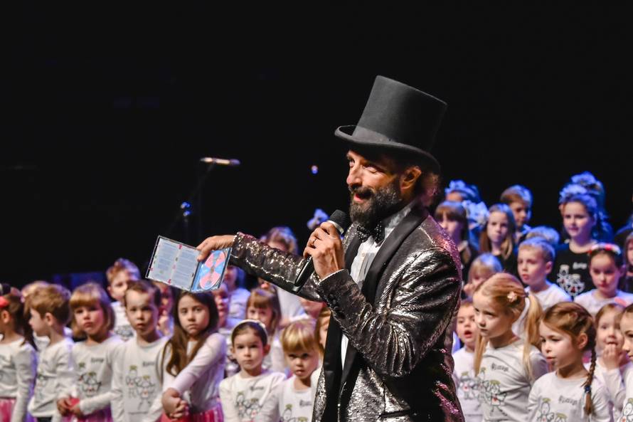 Svirao je klavir dok je drmalo: 'Tresli su se reflektori, mislio sam da će pasti, ali nisam stao'