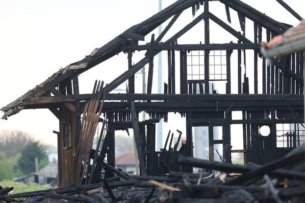 Osijek: Očevid jučerašnjeg požara na barakama uz prugu