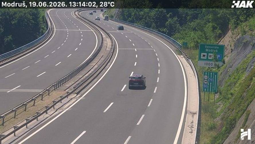 FOTO Skratili petak i požurili na produženi vikend: Ogromna gužva kod Lučkog prema moru