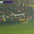 VIDEO Skandal u Turskoj: Igrač na koljenima molio da se susret odigra, suđenje izazvalo kaos!