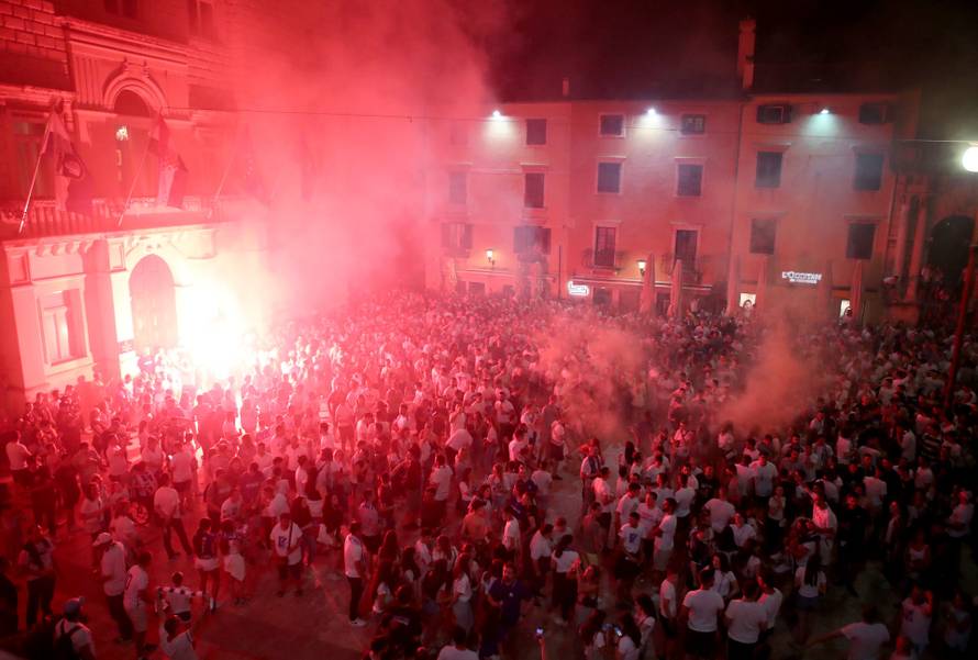 Zadar: Bakljada i navijači na Narodnom trgu nakon što je KK Zadar postao prvak Hrvatske