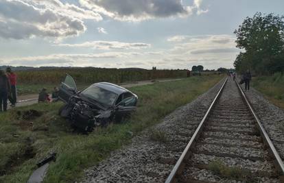 Nesreća kod Varaždina: Vlak je naletio na auto, ozlijeđeno je dvoje ljudi.  'Pokušao je zakočiti'