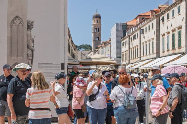 Ljetna atmosfera u Dubrovniku, gu&zcaron;ve u gradu i kupanje na Banjama