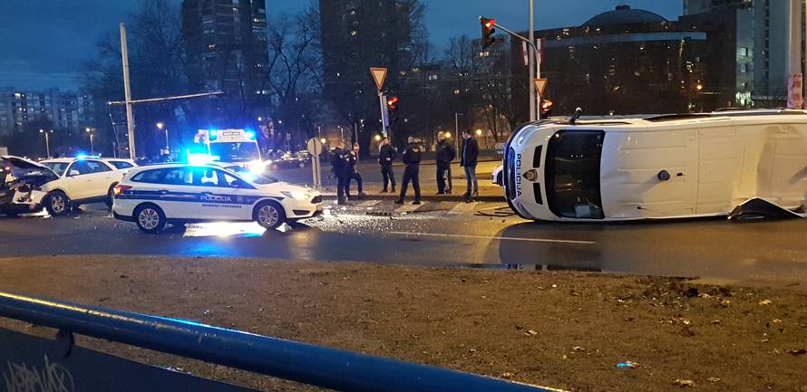 Policijski kombi prevrnuo se na bok: Dvoje ozlijeđenih u Audiju