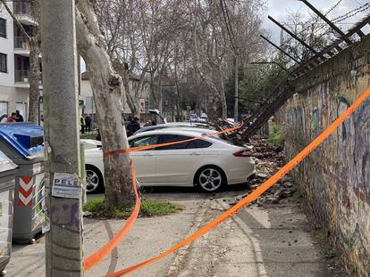 In Dobanovacka Street in Zemun, the wall, that is, the brick fence, of the FC Zemun stadium fell, and on that occasion, eight parked cars were damaged.

U Dobanovackoj ulici u Zemunu pao je zid, odnosno ograda od cigle, stadiona FK Zemun i tom prilikom os