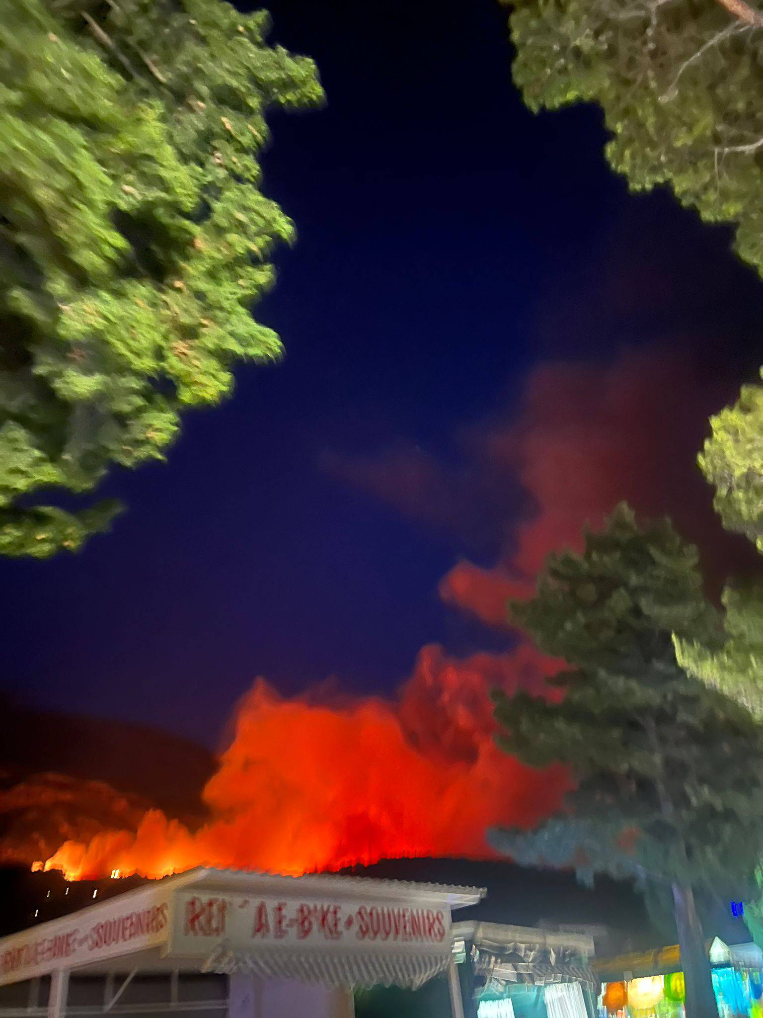 VIDEO Požar u Tučepima se brzo širi: 'Strah nas je, pepeo je po gradu. Zvukovi sirena odjekuju'