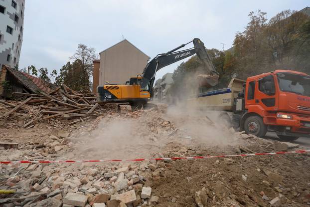 Zagreb: Rušenje stare kuće na raskrižju Selske, Ilice i ulice Sv. Duh u kojoj je nekada bila pekara Sveti Duh