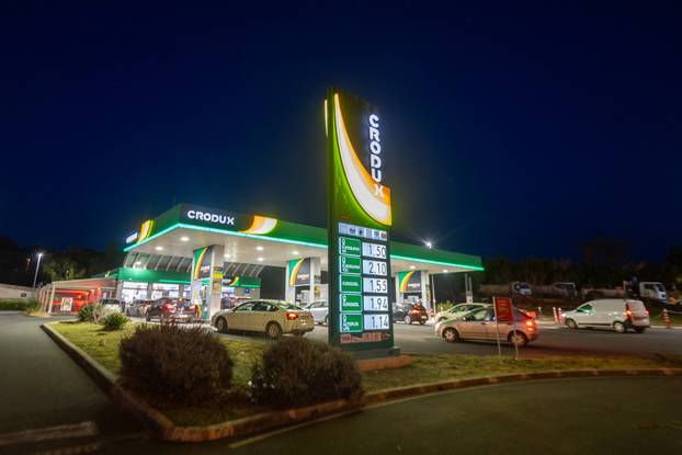 Pula: Automobili na benzinskim pumpama uoči sutrašnjeg poskupljenja benzina