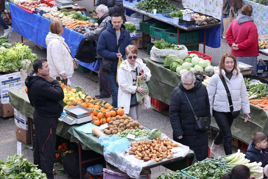 Zagreb: Topli i sunčani petak doveo veliki broj kupaca na standove Dolca Pod zidom i na Splavnici