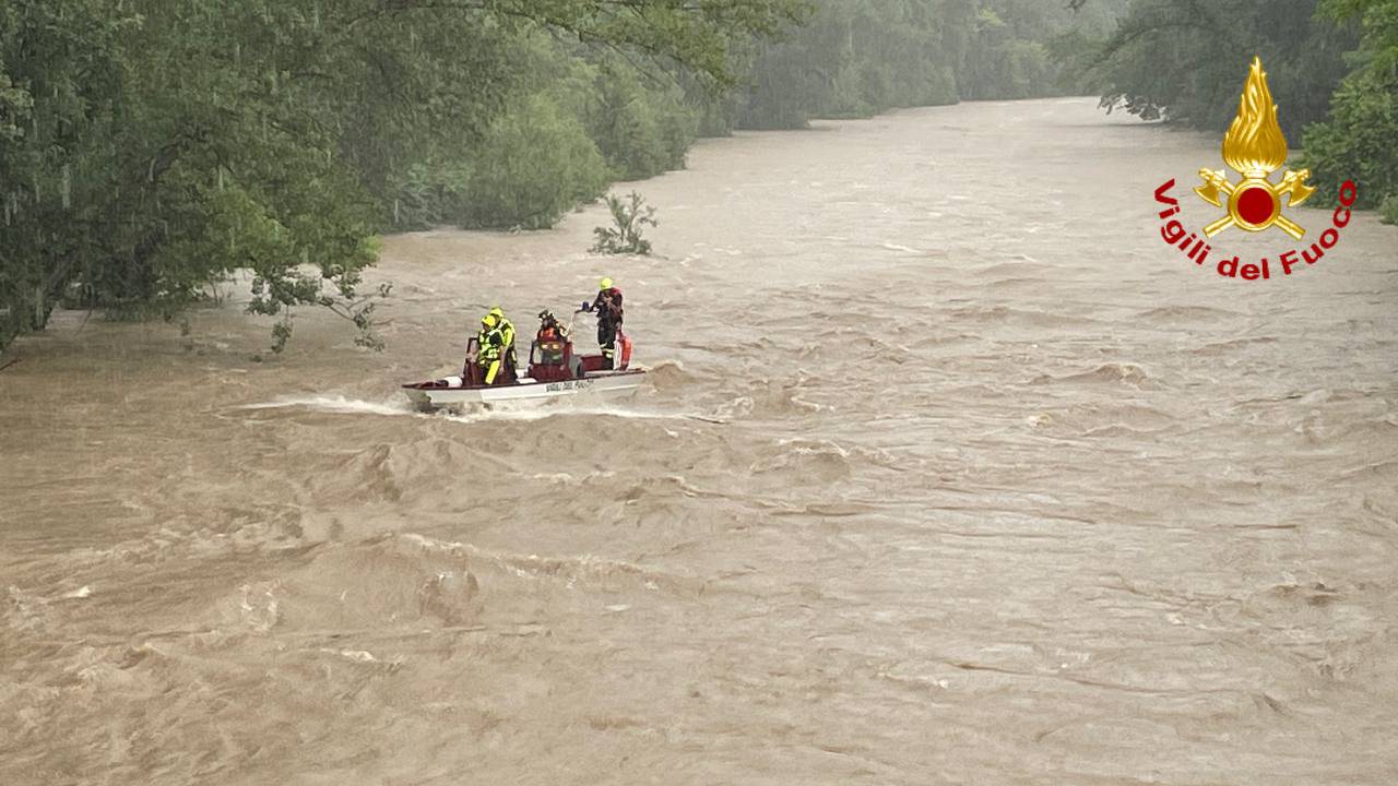 Potresne scene u Italiji: Troje mladih se zagrlilo usred bujice. Odnijelo ih je. Još ih traže...