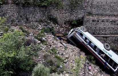 Kašmir: Bus s hodočasnicima sletio u kanjon, poginulo ih 16