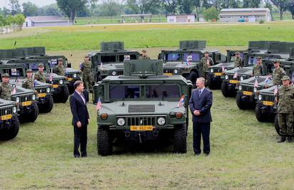 Ministar Božinović provozao Foleyja u novom Humveeju 