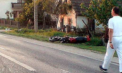 Policajci srušili motoriste i odbili im pomoći 