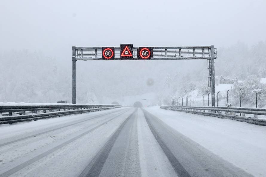 Zbog snijega otežan promet u Gorskom kotaru