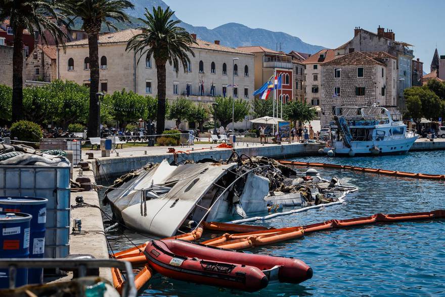 Makarska: Jahta koja je izgorila prije 10 dana i dalje je u moru