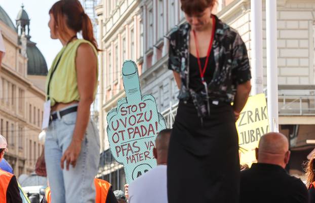Glavni trg u Zagrebu prepun prosvjednika zbog opasnog otpada u Lici