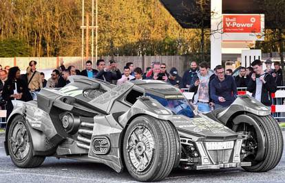 Lamborghini pretvorili u pravi Batmobile koji juri 320 na sat